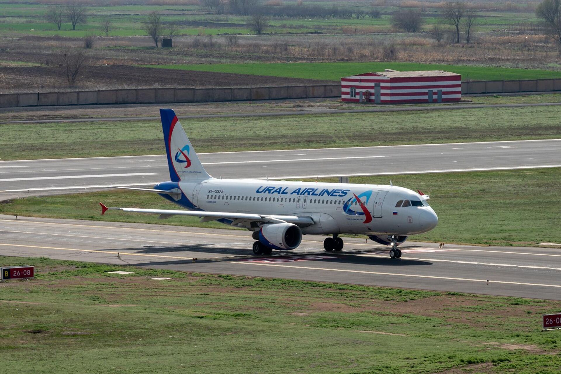 Самолет авиакомпании Ural Airlines на взлетно-посадочной полосе аэропорта Звартноц Самолет авиакомпании Ural Airlines на взлетно-посадочной полосе аэропорта Звартноц - Sputnik Армения, 1920, 04.04.2025