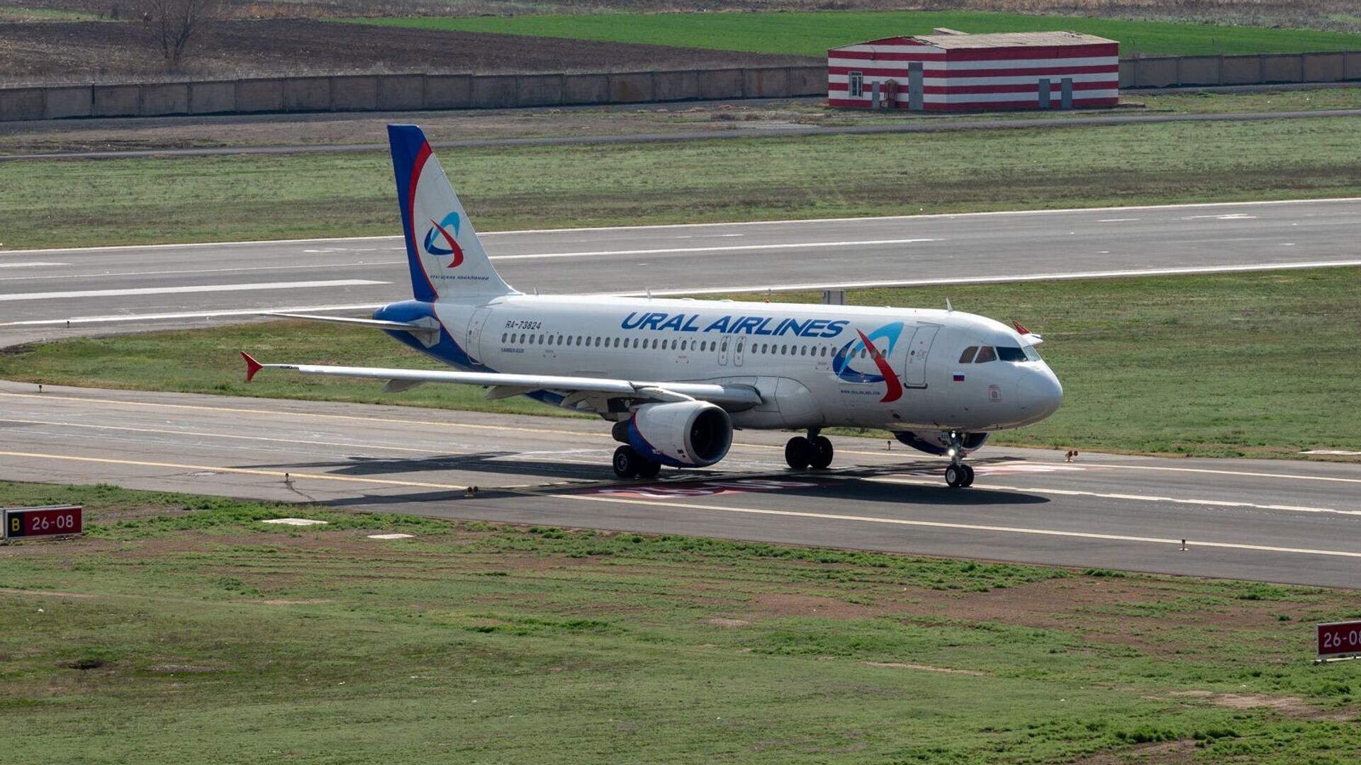 Самолет авиакомпании Ural Airlines на взлетно-посадочной полосе аэропорта Звартноц - Sputnik Армения, 1920, 07.05.2025
