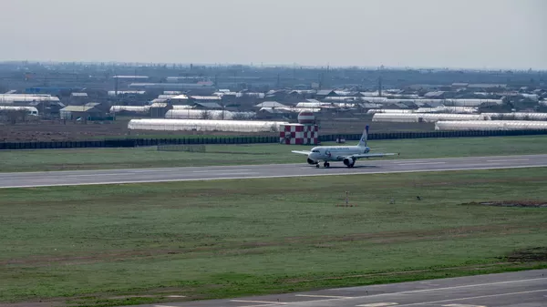 Самолет авиакомпании Ural Airlines на взлетно-посадочной полосе аэропорта Звартноц - Sputnik Армения