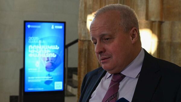 Посол России Сергей Копыркин отвечает на вопросы журналистов на открытии Фестиваля российского кино Армения 2025 (4 апреля 2025). Еревaн - Sputnik Армения