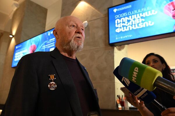 Руководитель благотворительного фонда Подольские курсанты Владимир Безуглый отвечает на вопросы журналистов во время открытия Фестиваля российского кино Армения 2025 (4 апреля 2025). Еревaн Руководитель благотворительного фонда Подольские курсанты Владимир Безуглый отвечает на вопросы журналистов во время открытия Фестиваля российского кино Армения 2025 (4 апреля 2025). Еревaн - Sputnik Армения