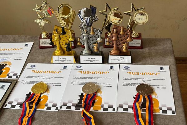 Призы и грамоты десятого чемпионата Армении по шахматам среди представителей СМИ (5 апреля 2025). Еревaн Призы и грамоты десятого чемпионата Армении по шахматам среди представителей СМИ (5 апреля 2025). Еревaн - Sputnik Армения