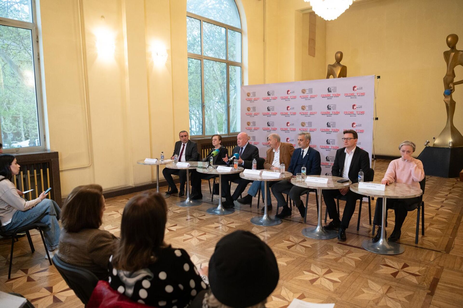 на брифинге в Театре музыкальной комедии имени А. Пароняна (6 апреля 2025). Еревaн - Sputnik Армения, 1920, 06.04.2025