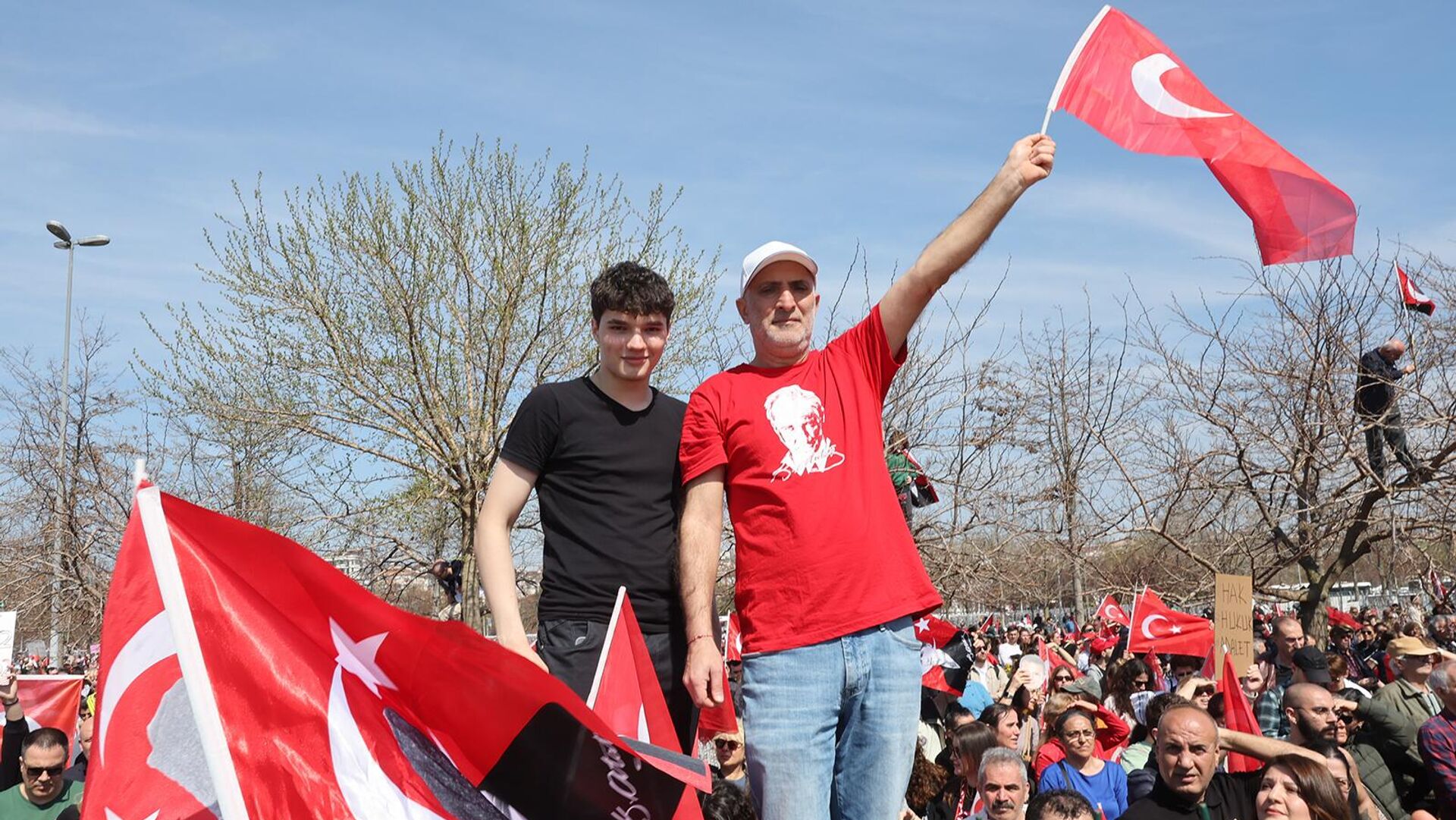 Люди с флагами во время митинга Народно-республиканской партии в поддержку арестованного мэра Стамбула Экрема Иманоглу в Малтепе (29 марта 2025). Стамбул Люди с флагами во время митинга Народно-республиканской партии в поддержку арестованного мэра Стамбула Экрема Иманоглу в Малтепе (29 марта 2025). Стамбул - Sputnik Армения, 1920, 07.04.2025