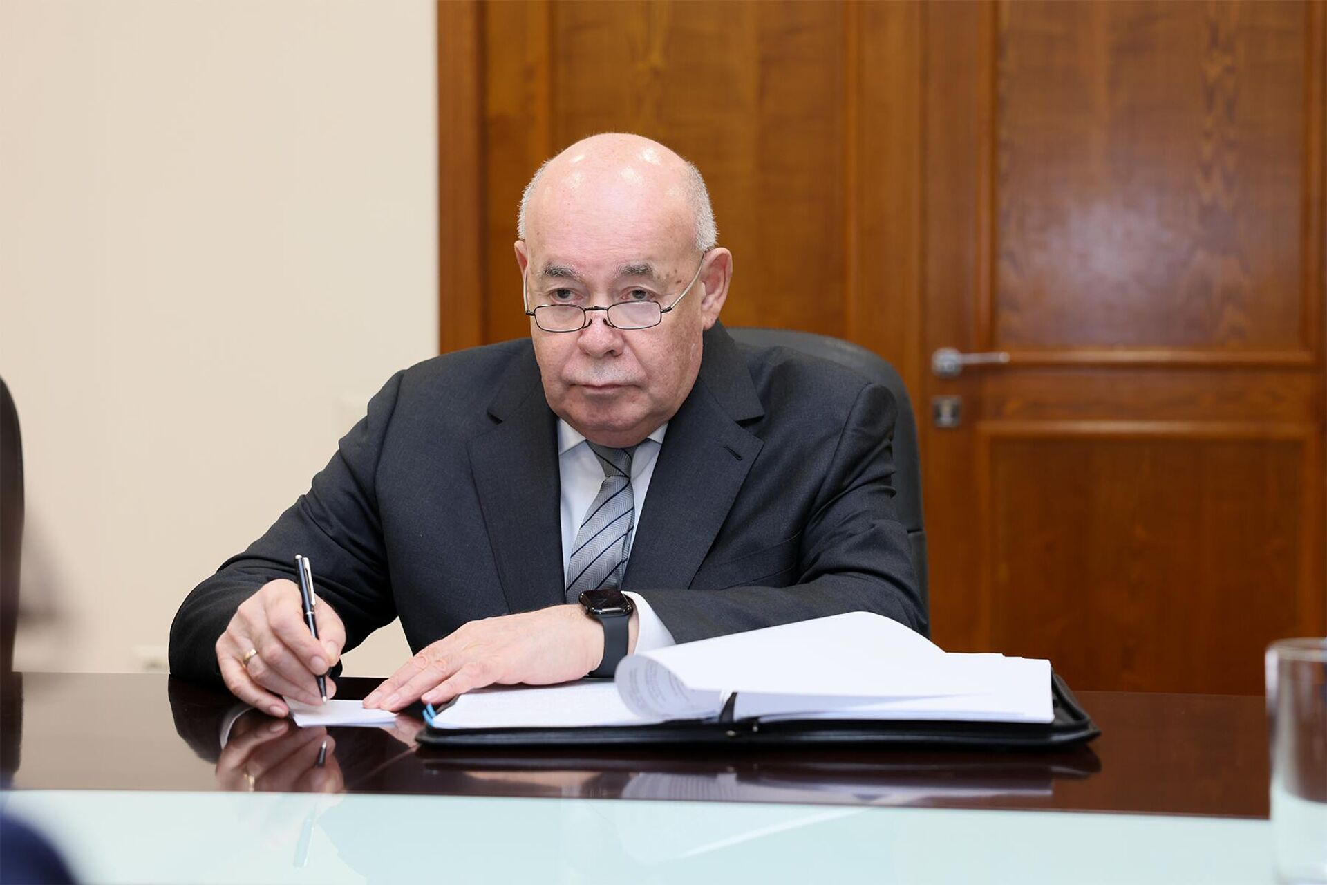 Cпецпредставитель Президента РФ по международному культурному сотрудничеству Михаил Швыдкой на встрече с министром ОНКС Жанной Андреасян (7 апреля 2025). Еревaн Cпецпредставитель Президента РФ по международному культурному сотрудничеству Михаил Швыдкой на встрече с министром ОНКС Жанной Андреасян (7 апреля 2025). Еревaн - Sputnik Армения, 1920, 07.04.2025