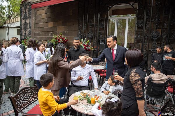 Զինվորի տանը պուրակ–սրճարան է բացվել Զինվորի տանը պուրակ–սրճարան է բացվել - Sputnik Արմենիա