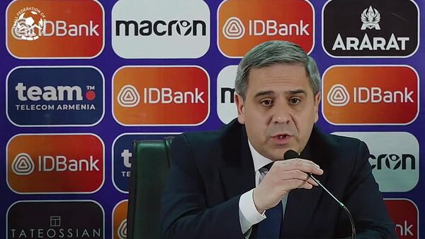 Председатель Федерации футбола Армении Армен Меликбекян во время пресс-конференции (9 апреля 2025). Еревaн - Sputnik Армения