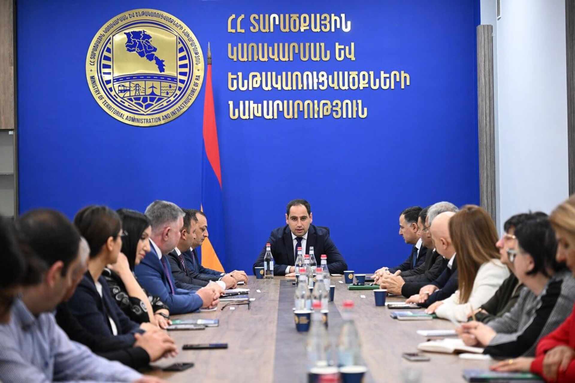 Министр территориального управления и инфраструктур Давид Худатян представил коллективу нового руководителя фонда Дорожный департамент Аркадия Черчиняна (9 апреля 2025). Еревaн Министр территориального управления и инфраструктур Давид Худатян представил коллективу нового руководителя фонда Дорожный департамент Аркадия Черчиняна (9 апреля 2025). Еревaн - Sputnik Արմենիա, 1920, 09.04.2025