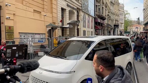 Автомобили с российскими и американскими делегациями приезжают на место переговоров в Стамбуле - Sputnik Армения