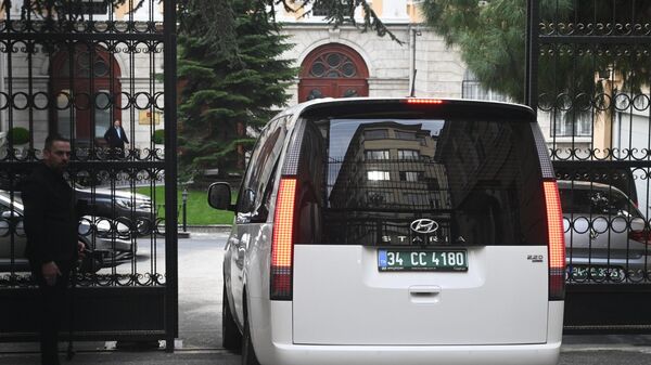 Автомобиль российской делегации заезжает на территорию генерального консульства России в Стамбуле, где состоится новый раунд переговоров между делегациями России и США (10 апреля 2025). Стамбул - Sputnik Армения