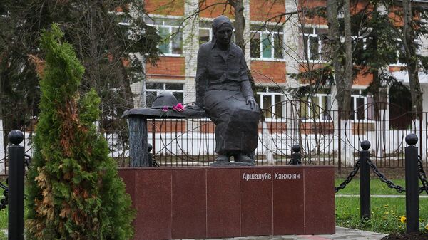 Скульптурная композиция Аршалуйс Ханжиян в курортном городе Горячий Ключ - Sputnik Армения