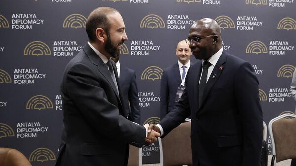 ՀՀ արտաքին գործերի նախարար Արարատ Միրզոյանն ու Անգոլայի արտաքին գործերի նախարար Տետե Անտոնիոն. արխիվային լուսանկար - Sputnik Արմենիա