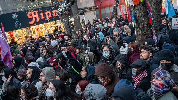 Протестующие во время демонстрации (19 марта 2025). Анкара - Sputnik Армения