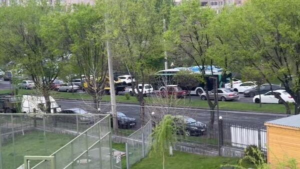 Жители домов 64/1 -64/6 уже более часа блокируют движение по улице Анастаса Микояна - Sputnik Армения
