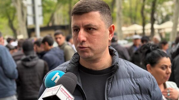 Тигран Абрамян на акции протеста арцахцев перед зданиями Министерства иностранных дел РА и Прокуратуры для предъявления требований, касающихся народа Арцаха (14 апреля 2025). Еревaн - Sputnik Армения