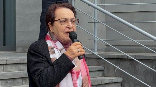 Лариса Алавердян на акции протеста арцахцев перед зданиями Министерства иностранных дел РА и Прокуратуры для предъявления требований, касающихся народа Арцаха (14 апреля 2025). Еревaн - Sputnik Армения