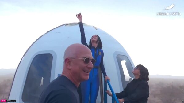 Женский экипаж Blue Origin благополучно вернулся из космического полета - Sputnik Армения