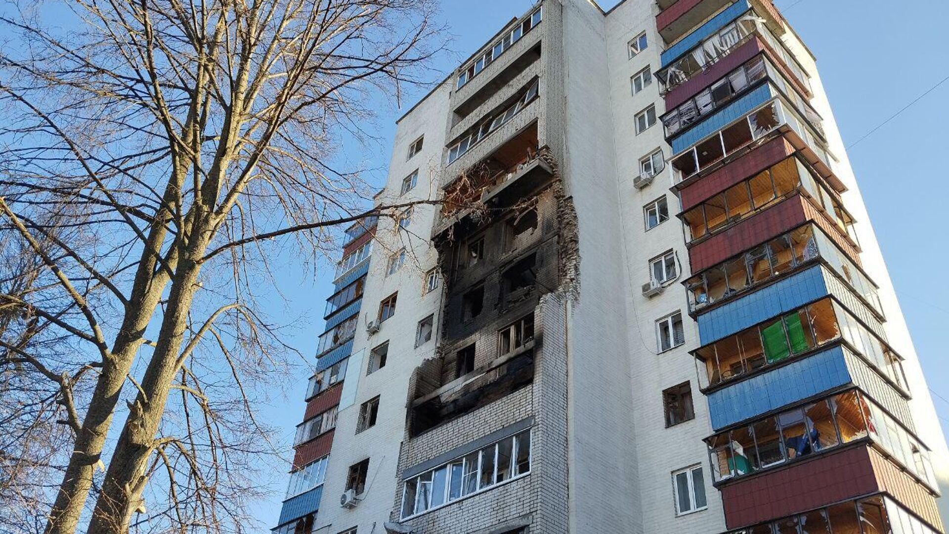 Последствия атаки ВСУ по жилым домам на улице Веспремской (15 апреля 2025). Курск Последствия атаки ВСУ по жилым домам на улице Веспремской (15 апреля 2025). Курск - Sputnik Արմենիա, 1920, 15.04.2025
