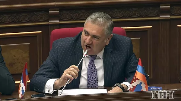 Депутат Артур Хачатрян во время очередного заседания Национального собрания РА (15 апреля 2025). Еревaн - Sputnik Армения
