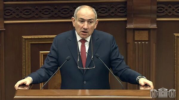 Премьер-министр Никол Пашинян во время очередного заседания Национального собрания РА (15 апреля 2025). Еревaн - Sputnik Армения