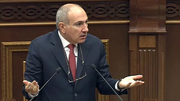 Премьер-министр Никол Пашинян во время очередного заседания Национального собрания РА (15 апреля 2025). Еревaн - Sputnik Армения