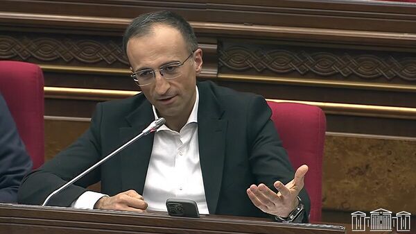 Депутат Арсен Торосян во время очередного заседания Национального собрания РА (15 апреля 2025). Еревaн - Sputnik Армения