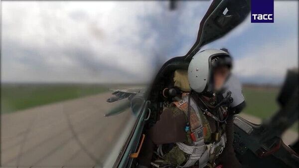 Штурмовики Су-25 уничтожили бронетехнику и опорный пункт ВСУ в курском приграничье - Sputnik Армения