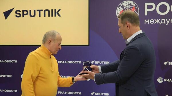 Колумнист Sputnik Армения Сергей Баблумян получил награду от Союза журналистов России - Sputnik Армения
