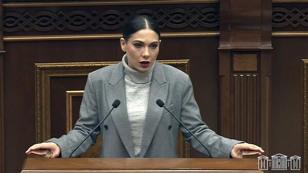 Министр юстиции Србуи Галян отвечает на вопрос депутата во время правительственного часа в Национальном собрании РА (16 апреля 2025). Еревaн - Sputnik Армения