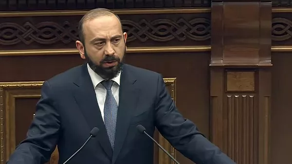 Министр иностранных дел Арарат Мирзоян отвечает на вопрос депутата во время правительственного часа в Национальном собрании РА (16 апреля 2025). Еревaн - Sputnik Армения