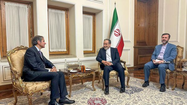 Министр иностранных дел Ирана Сейед Аббас Аракчи принимает главу МАГАТЭ Рафаэля Гросси (16 апреля 2025). Тегеран - Sputnik Армения