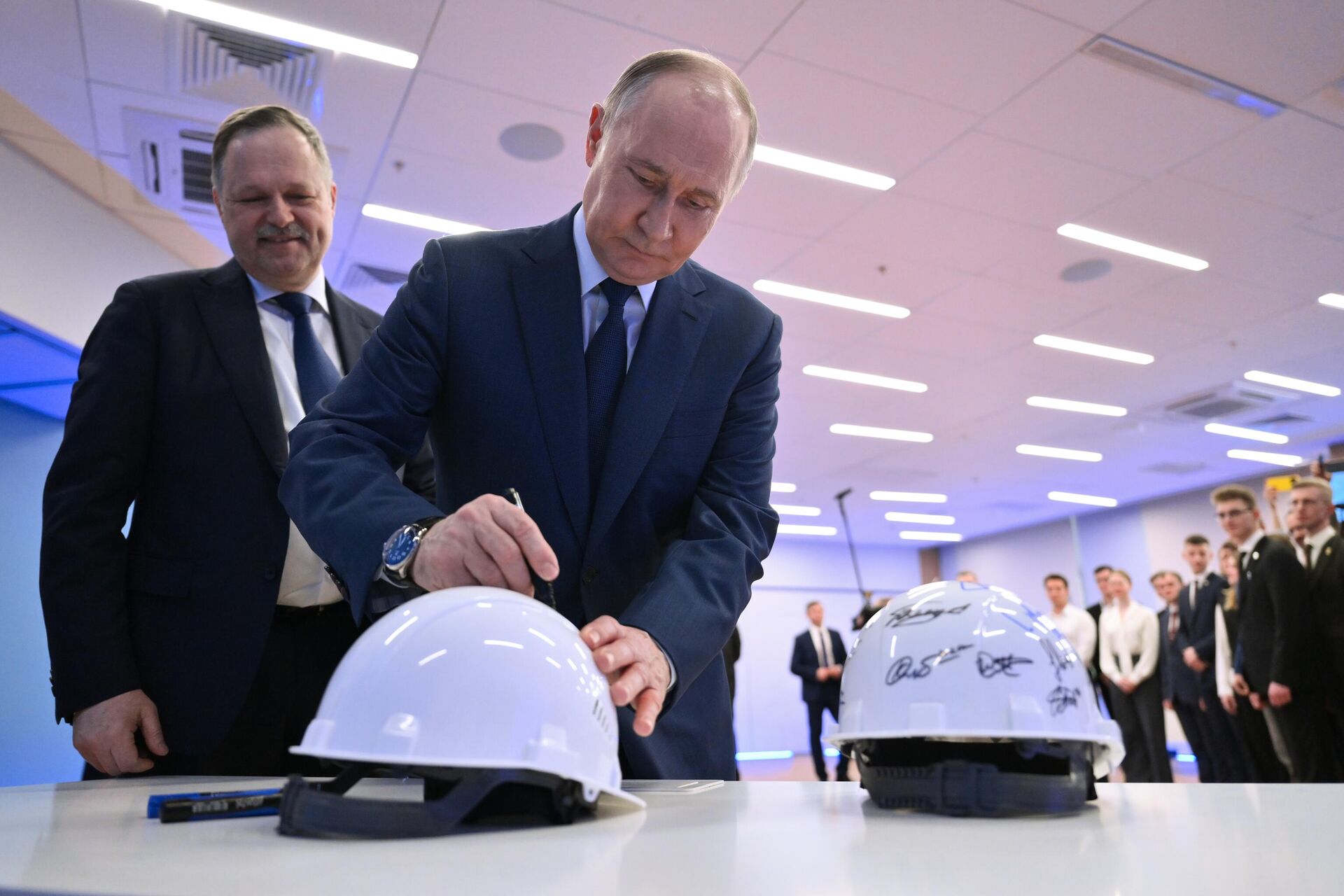 Президент РФ Владимир Путин расписывается на строительной каске во время встречи со студентами МГТУ им. Н.Э Баумана (16 апреля 2025). Москвa Президент РФ Владимир Путин расписывается на строительной каске во время встречи со студентами МГТУ им. Н.Э Баумана (16 апреля 2025). Москвa - Sputnik Армения, 1920, 16.04.2025