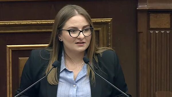 Депутат Кристине Варданян во время очередного заседания Национального собрания РА (17 апреля 2025). Еревaн - Sputnik Армения