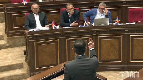 Оппозиционные депутаты Сейран Оганян, Арцвик Минасян и Артур Хачатрян слушают выступление вице-спикера НС Рубена Рубиняна во время очередного заседания Национального собрания РА (17 апреля 2025). Еревaн - Sputnik Армения