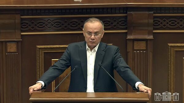 Депутат Сейран Оганян во время очередного заседания Национального собрания РА (17 апреля 2025). Еревaн - Sputnik Армения