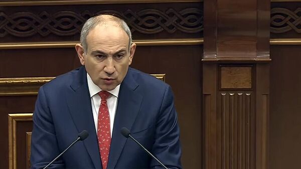 Премьер-министр Никол Пашинян во время очередного заседания Национального собрания РА (17 апреля 2025). Еревaн - Sputnik Армения