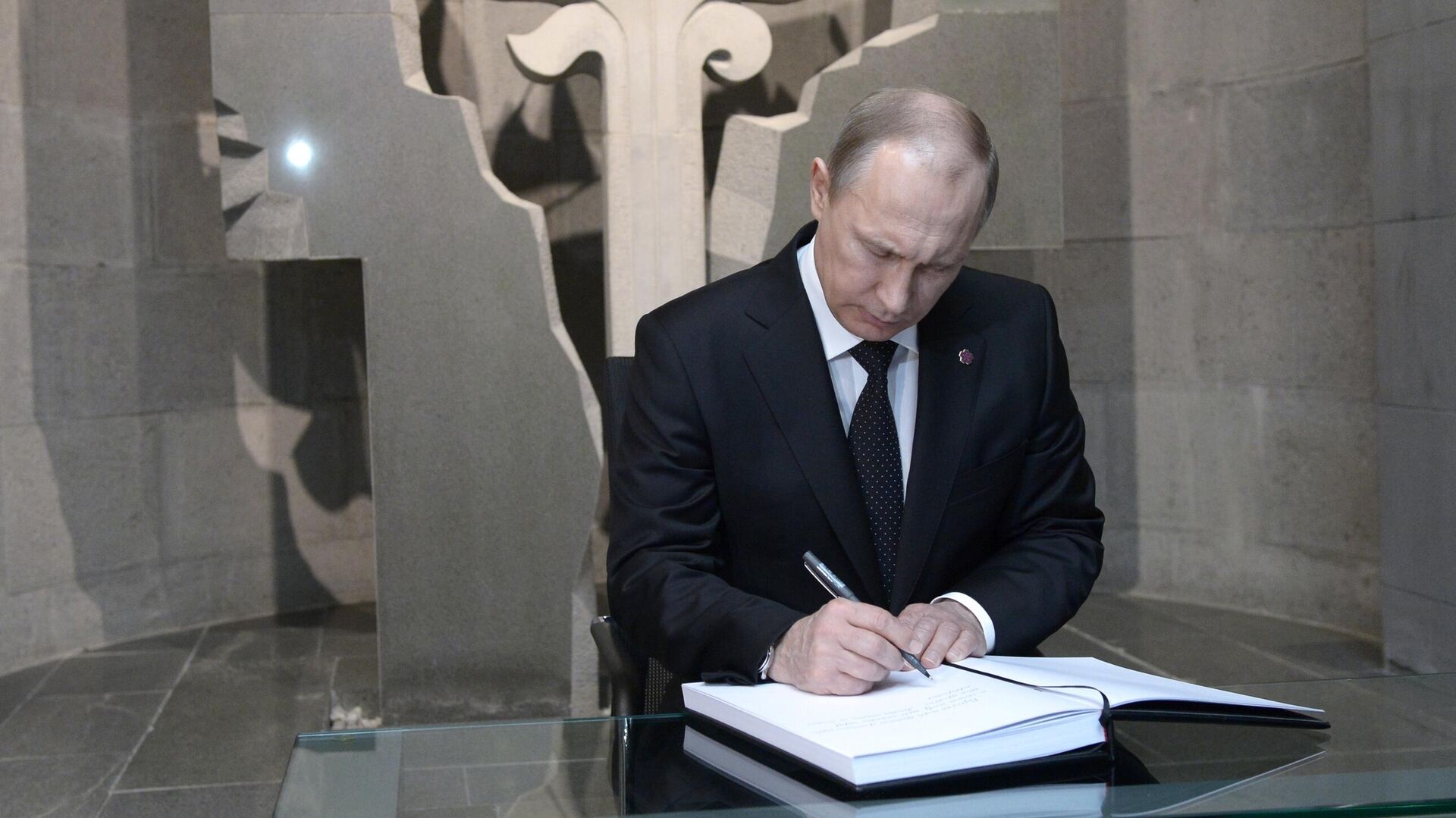 Президент России Владимир Путин оставляет запись в книге почетных гостей в мемориальном комплексе Цицернакаберд (24 апреля 2015). Еревaн Президент России Владимир Путин оставляет запись в книге почетных гостей в мемориальном комплексе Цицернакаберд (24 апреля 2015). Еревaн - Sputnik Армения, 1920, 23.04.2025