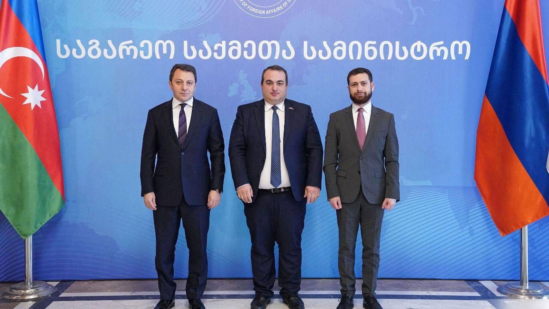 Замминистров иностранных дел Армении, Грузии и Азербайджана (справа налево) Ваан Костанян, Лаша Дарсалия и Эльнур Мамедов на встрече (17 апреля 2025). Тбилиси Замминистров иностранных дел Армении, Грузии и Азербайджана (справа налево) Ваан Костанян, Лаша Дарсалия и Эльнур Мамедов на встрече (17 апреля 2025). Тбилиси - Sputnik Армения, 1920, 17.04.2025