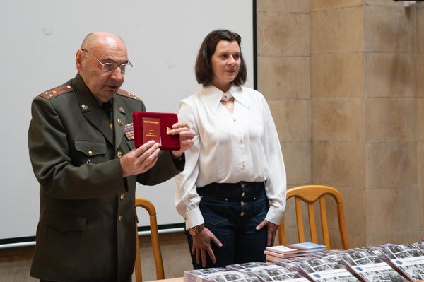 Автор книги &quot;Голоса Бессмертия. Воспоминания армянских ветеранов Великой Отечественной войны&quot; Елена Шуваевой и председатель Объединения ветеранов Армении имени маршала Баграмяна Симон Есаян на презентации в Музее военной истории &quot;Мать Армения&quot; (18 апреля 2025). Еревaн - Sputnik Армения