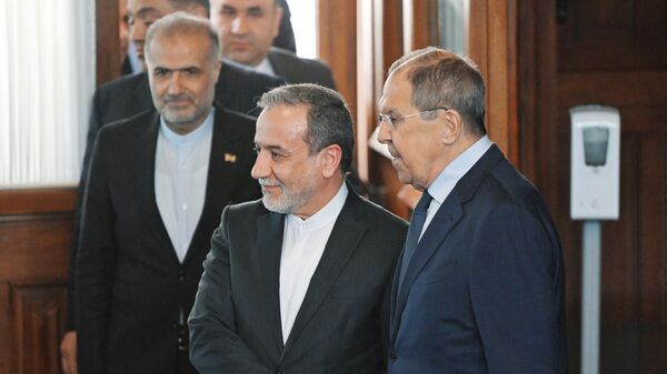 Министр иностранных дел РФ Сергей Лавров и министр иностранных дел Ирана Аббас Аракчи во время встречи (18 апреля 2025). Москва - Sputnik Армения