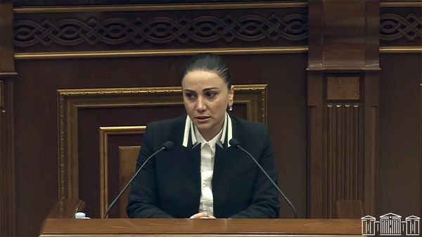 Депутат Арусяк Манавазян во время очередного заседания НС (18 апреля 2025). Еревaн - Sputnik Армения