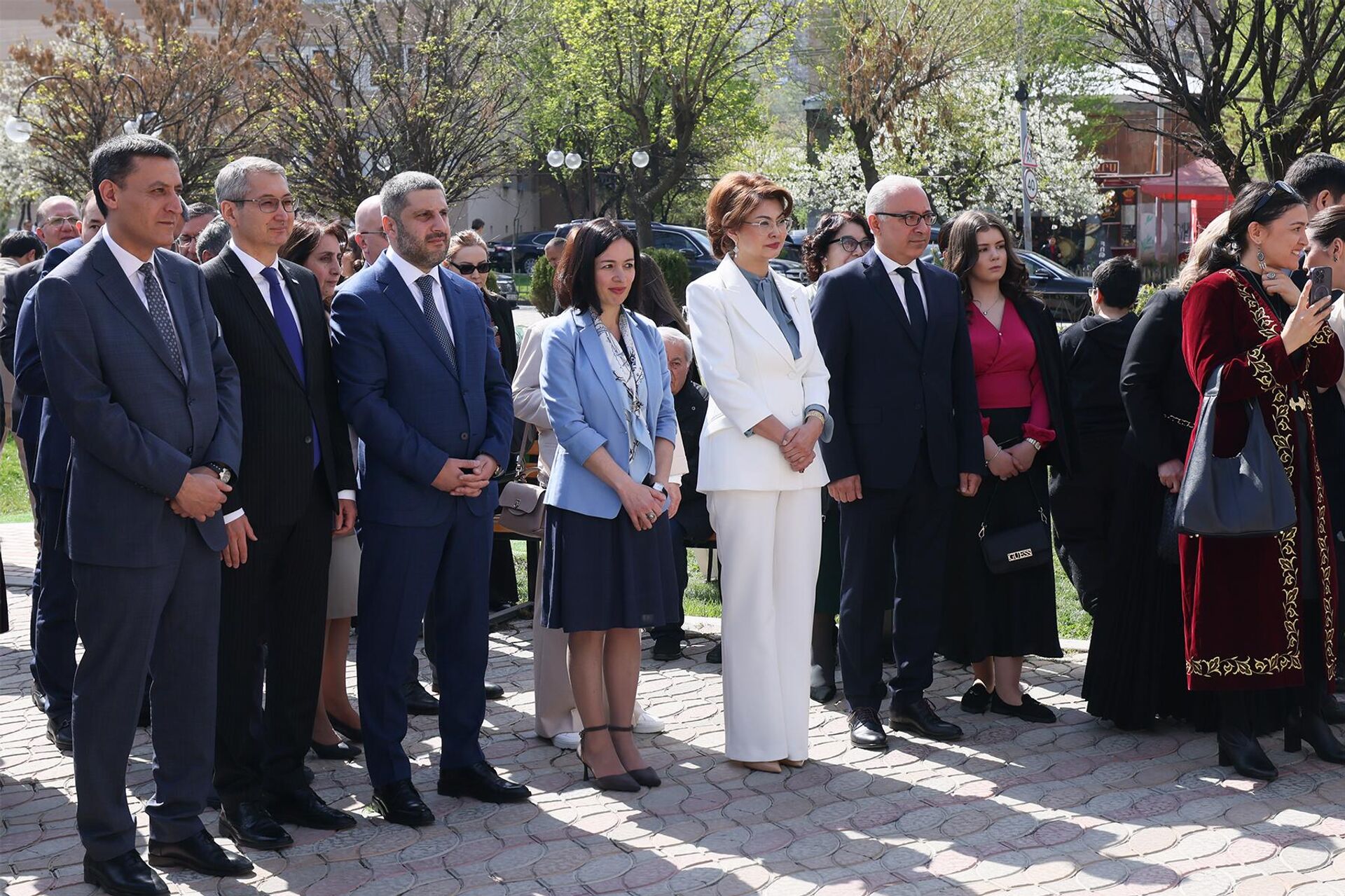 Министр ОНКС Жанна Андреасян и министр культуры и информации Казахстана Аидф Балаева на церемонии наименования парка в ​​административном районе Аван именем казахского поэта Абая Кунанбаева (19 апреля 2025). Еревaн - Sputnik Армения, 1920, 19.04.2025