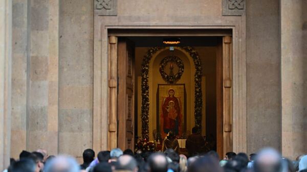 Прихожане с лампадами у церкви св Анны празднуют Пасхальный сочельник (19 апреля 2025). Еревaн Прихожане с лампадами у церкви св Анны празднуют Пасхальный сочельник (19 апреля 2025). Еревaн - Sputnik Армения