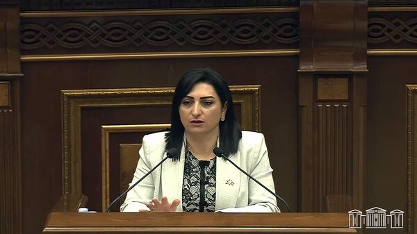 Депутат Тагуи Товмасян во время внеочередного заседания Национального собрания РА (21 апреля 2025). Еревaн - Sputnik Армения