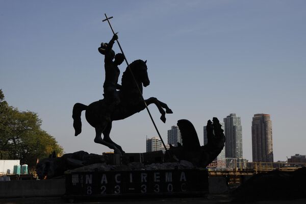 Монумент &quot;Добро побеждает зло&quot; Зураба Церетели в Нью-Йорке из частей американских и советских ракет уничтоженных согласно договору о сокращении вооружений - Sputnik Армения