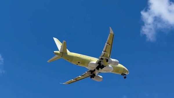 Полностью импортозамещенный российский Superjet-100 совершил первый полет в Комсомольске-на-Амуре - Sputnik Армения