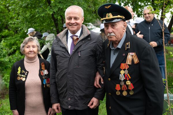 Посол РФ Сергей Копыркин с ветеранами на Международной акции Сад памяти в Парке Победы в память о павших на фронтах Великой Отечественной войны (23 апреля 2025). Еревaн Посол РФ Сергей Копыркин с ветеранами на Международной акции Сад памяти в Парке Победы в память о павших на фронтах Великой Отечественной войны (23 апреля 2025). Еревaн - Sputnik Армения