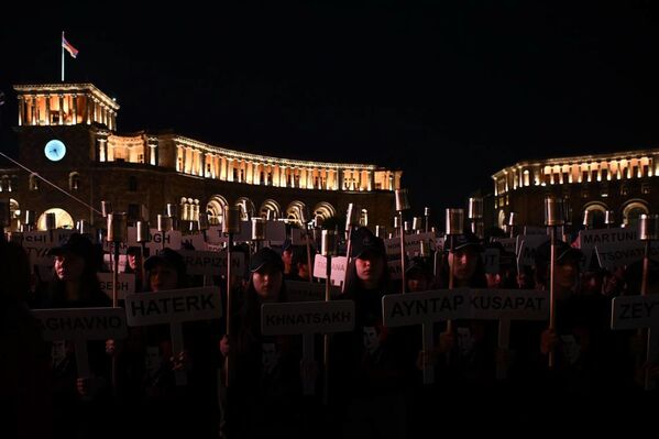 Ջահերից բացի երթի մասնակիցների ձեռքերում են Արևմտյան Հայաստանի և Արցախի բնակավայրերի անուններով ցուցանակներ - Sputnik Արմենիա