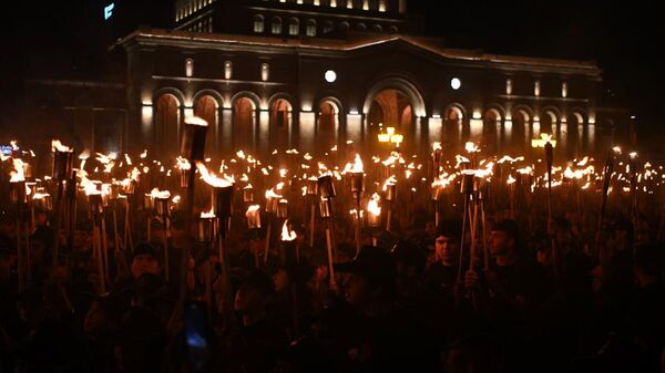 Участники факельного шествия на площади Республики (23 апреля 2025). Еревaн - Sputnik Армения