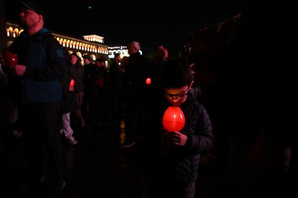 Маленький участник факельного шествия на площади Республики Маленький участник факельного шествия на площади Республики - Sputnik Армения